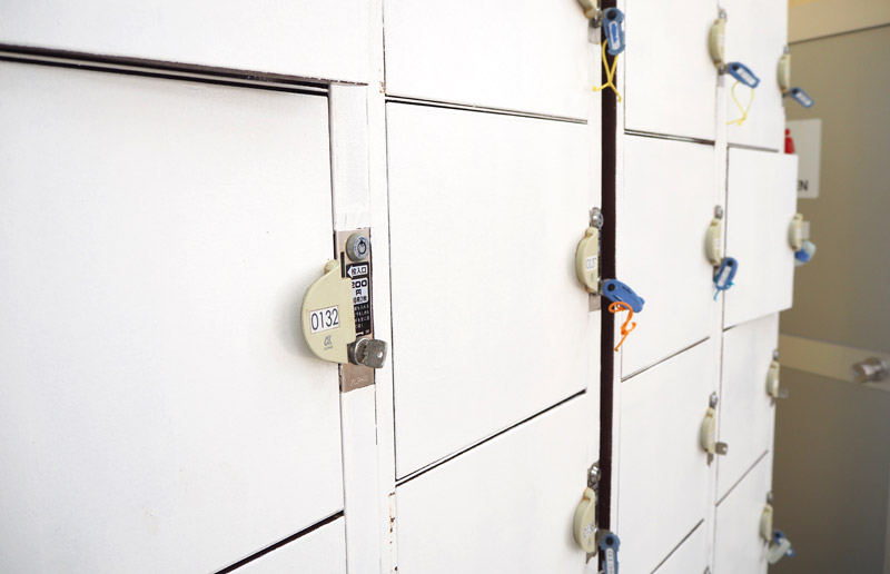 Please use the coin-operated lockers to keep your belongings (¥200/use).